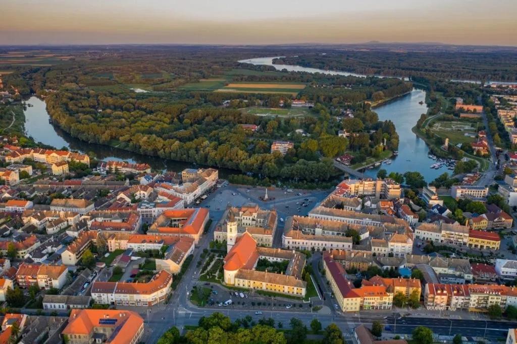 Vizparti Futrinka Vendeghazak Villa Baja Luaran gambar